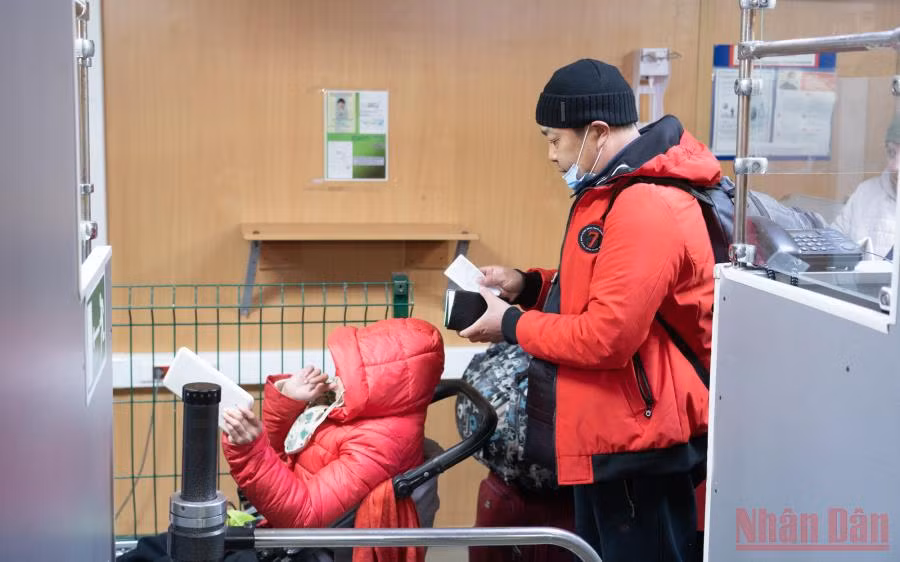 Ông Phạm Văn Duẩn và con gái trên đường sơ tán. (Ảnh: Thanh Thể)