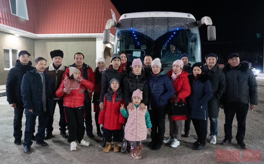 Người Việt từ Ukraine lên xe buýt sơ tán. (Ảnh: Thanh Thể) Nỗi niềm từ Kherson -0