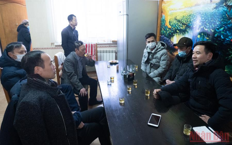 Cộng đồng người Việt tại Krasnodar tiếp bà con. (Ảnh: Thanh Thể) Nỗi niềm từ Kherson -0
