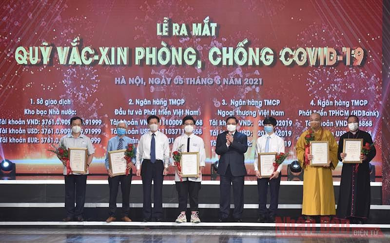 Tại buổi lễ, thay mặt Lãnh đạo Đảng, Nhà nước, Thủ tướng Phạm Minh Chính và các đồng chí lãnh đạo đã trao chứng nhận và tặng hoa cho các tập thể và cá nhân đã đóng góp ủng hộ Quỹ. (Ảnh: TRẦN HẢI) Ra mắt Quỹ vaccine phòng, chống Covid-19 -0