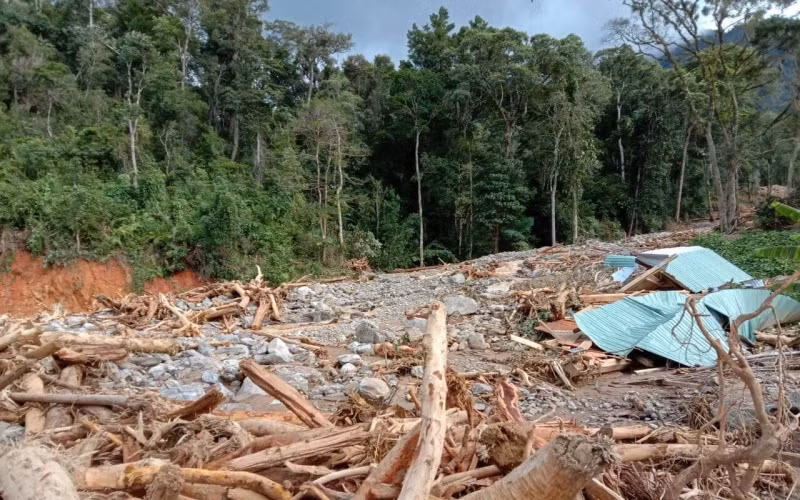 Hiện trường vụ sạt lở tại thôn 6, xã Phước Lộc, huyện Phước Sơn.