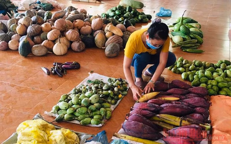 Đồng bào huyện Nam Trà My gom góp thực phẩm tặng người dân vùng dịch.