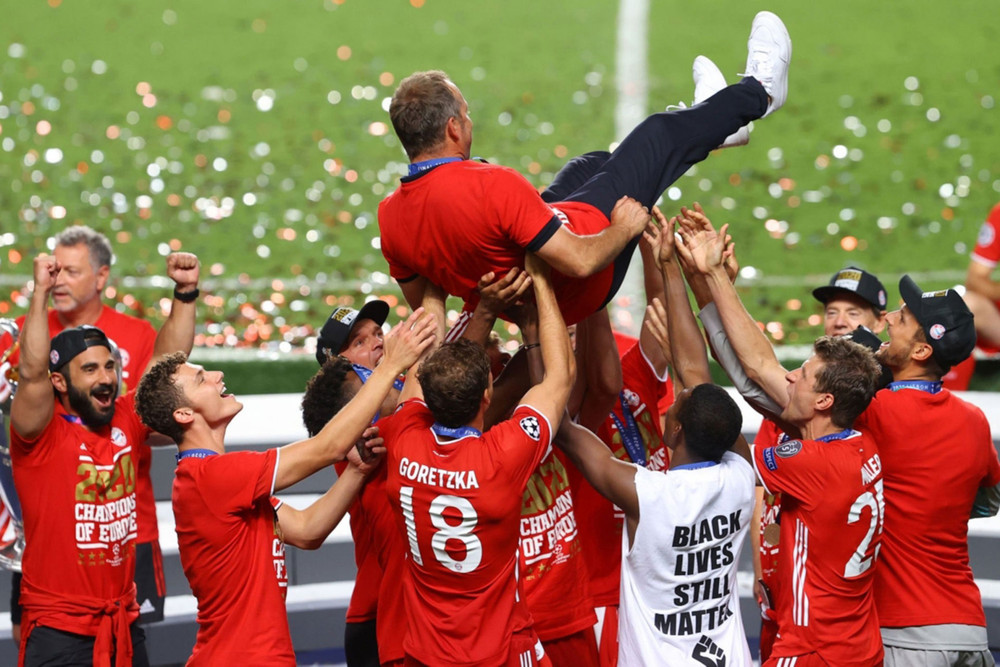 Niềm vui vỡ òa khi trọng tài Italy Daniele Orsato cắt còi tan trận. Các thành viên Bayern tung hô HLVHansi Flick. Nhà cầm quân người Đức đã mang tới sự lột xác hoàn hảo cho Bayern khi lên thay Niko Kavac hồi tháng 11-2019. Những khoảnh khắc ấn tượng trong trận chung kết Cúp C1 -0