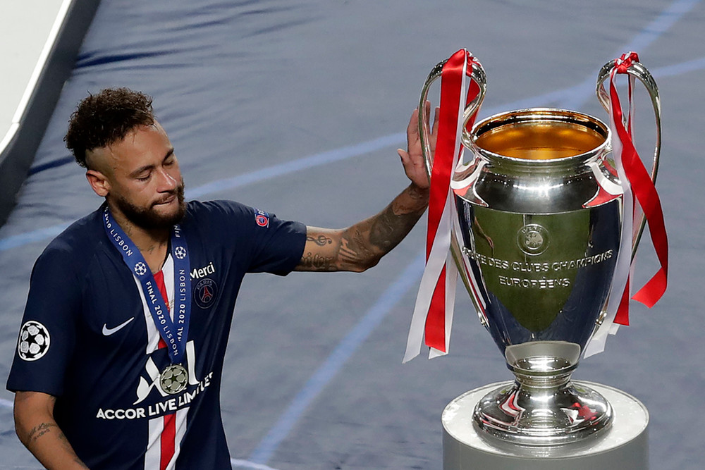 Trái ngược sự hân hoan của người chiến thắng đó là hình ảnh thất vọng của Neymar bên chiếc Cúp C1. Ngôi sao người Brazil đã bật khóc sau trận đấu, anh vẫn luôn hướng về một chức vô địch C1 sau khi rời Barca năm 2017. Những khoảnh khắc ấn tượng trong trận chung kết Cúp C1 -0