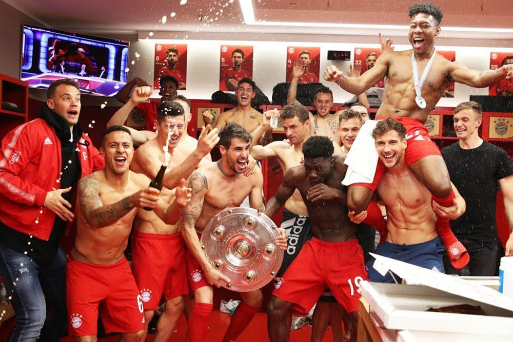 Lễ ăn mừng của Bayern kéo dài đến phòng thay đồ. Giờ đây, họ có thể uống bia thỏa thích từ chiếc cúp tai voi. Những khoảnh khắc ấn tượng trong trận chung kết Cúp C1 -0