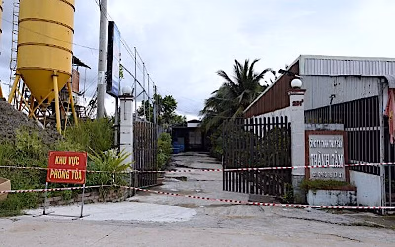 Khu vực Công ty TNHH MTV dịch vụ thủy sản Thành Tâm bị phong tỏa vì liên quan vụ án làm lây lan dịch bệnh. (Ảnh: Công an Cà Mau)