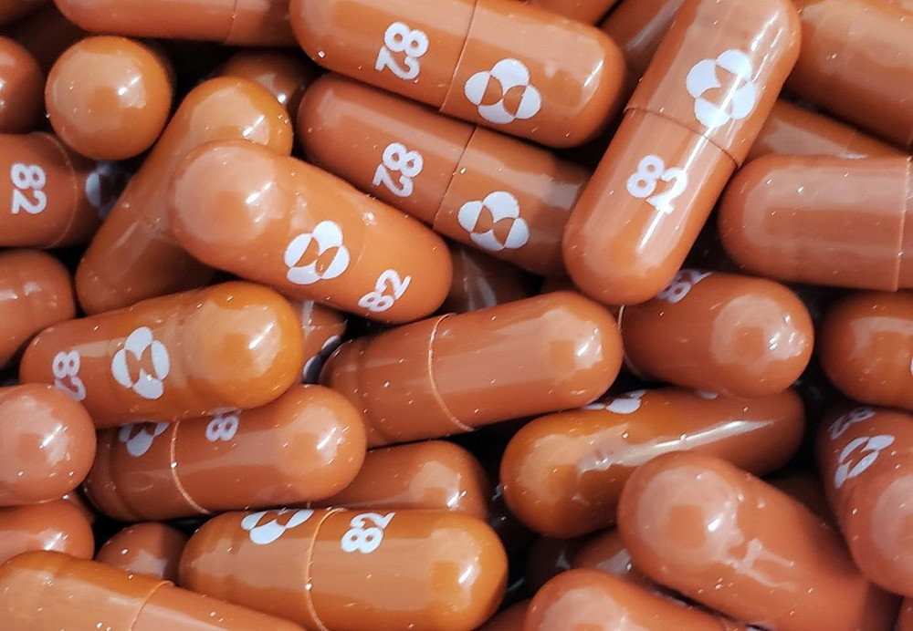 Một viên thuốc điều trị Covid-19 thử nghiệm, mang tên molnupiravir, do Merck và Ridgeback Biotherapeutics phát triển. Ảnh: Reuters.