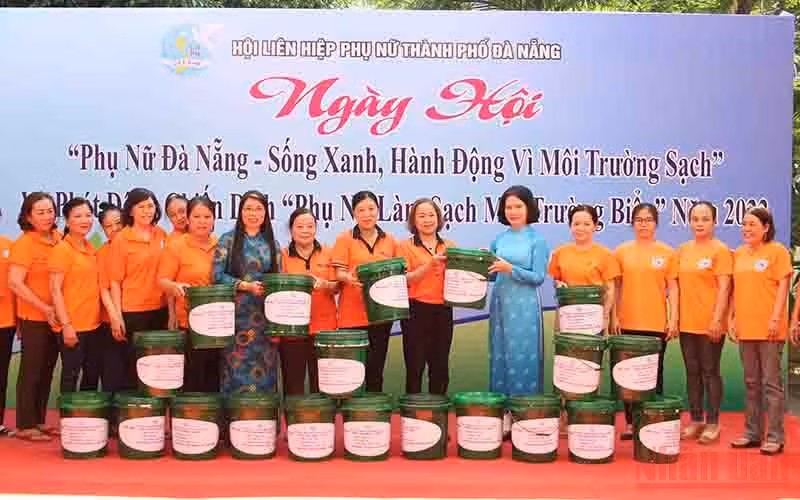 Trao tặng thùng rác tái chế từ thùng đựng sơn.