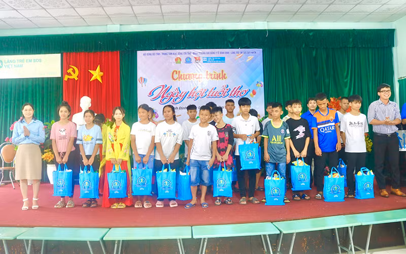 Tặng quà cho trẻ em tại Làng Trẻ em SOS Quy Nhơn, thành phố Quy Nhơn, tỉnh Bình Định.