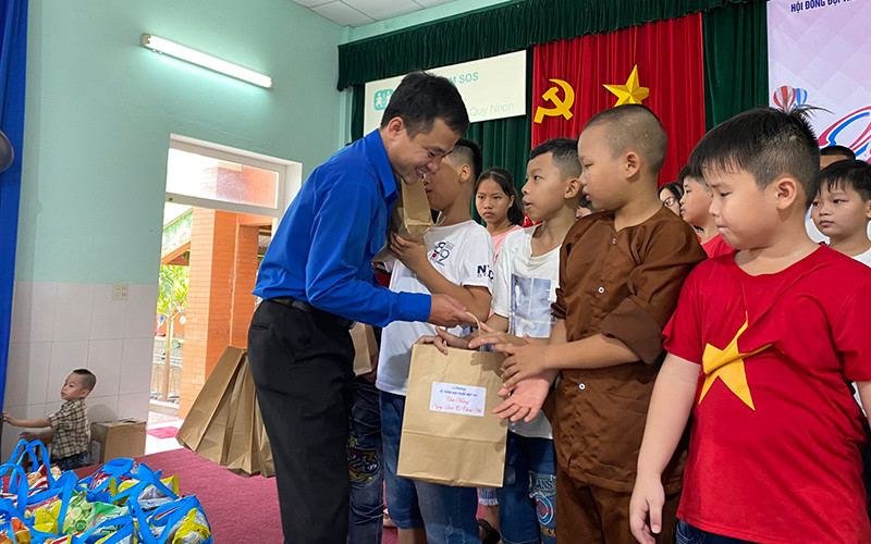 Tỉnh đoàn Bình Định tổ chức Ngày hội tuổi thơ tại Làng Trẻ em SOS Quy Nhơn, thành phố Quy Nhơn, tỉnh Bình Định. Bình Định: Nhiều hoạt động ý nghĩa nhân ngày Quốc tế thiếu nhi -0