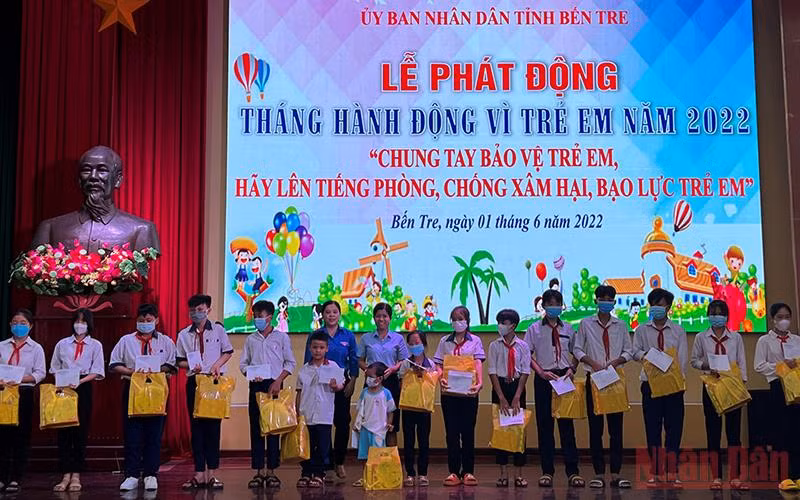 Lãnh đạo tỉnh Bến Tre trao quà cho trẻ em có hoàn cảnh đặc biệt khó khăn trên địa bàn.