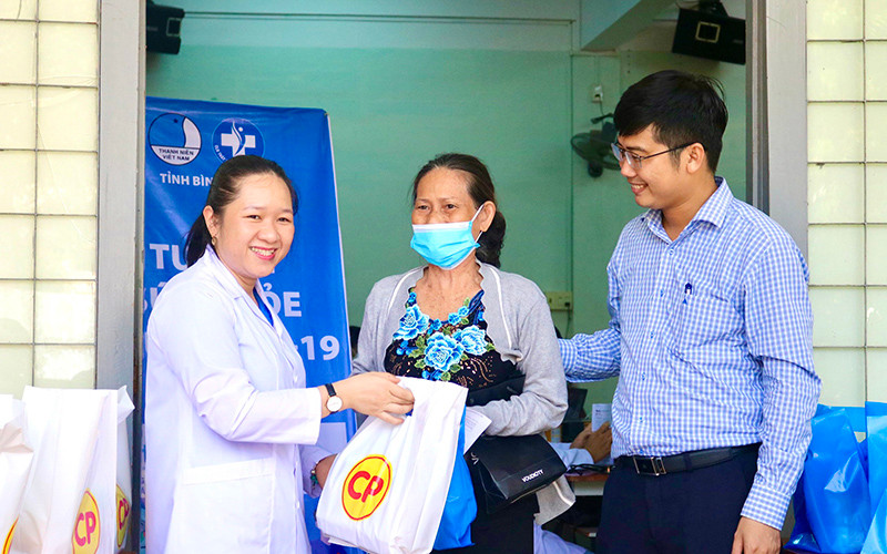 Đoàn Trường Cao đẳng Y tế Bình Định tặng túi thuốc an sinh cho người dân có hoàn cảnh khó khăn trên địa bàn tỉnh Bình Định. Bình Định: Nhiều hoạt động ý nghĩa nhân ngày Quốc tế thiếu nhi -0