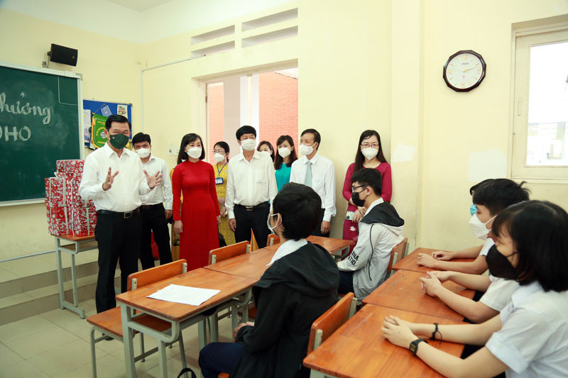 Đồng chí Nguyễn Hồng Lĩnh (bên trái) kiểm tra học sinh đi học trở lại tại Trường Trung học phổ thông chuyên Lương Thế Vinh, tỉnh Đồng Nai. Đồng Nai tăng cường hỗ trợ doanh nghiệp tuyển dụng lao động -0