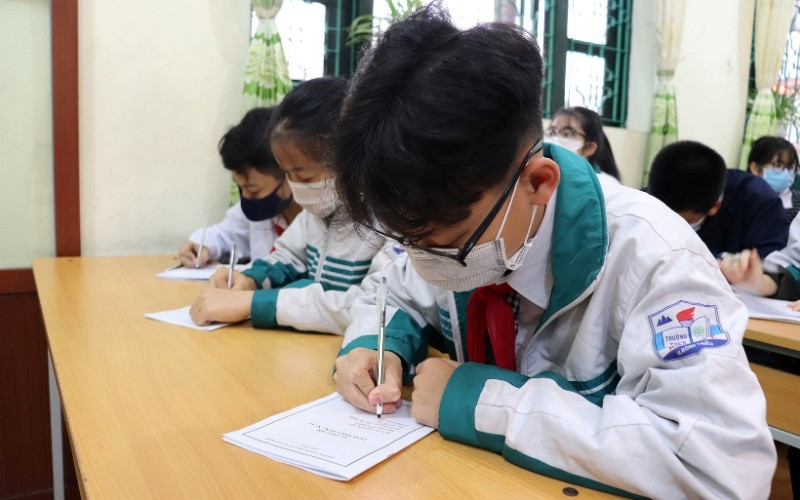 Học sinh kê khai kiểm tra sức khỏe. Hơn 30 nghìn học sinh, sinh viên của thị xã Đông Triều trở lại trường -0