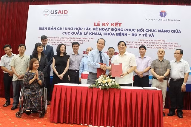 Lễ ký kết giữa Bộ Y tế và tám tổ chức phi Chính phủ.