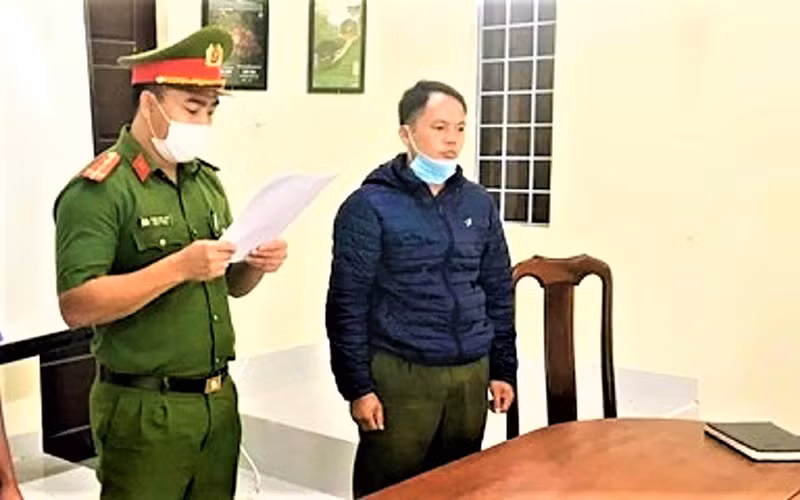 Cơ quan cảnh sát điều tra Công an huyện Ea Kar đọc lệnh khởi tố và bắt tạm giam đối với Vương Thế Cao.