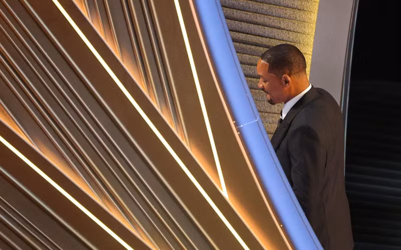 Diễn viên Will Smith rời sân khấu sau khi nhận giải "Nam chính xuất sắc nhất" tại lễ trao giải Oscar 2022. (Ảnh: REUTERS)