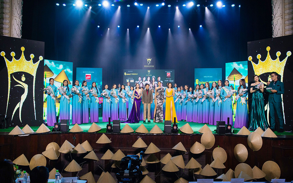 Các thí sinh và Ban giám khảo. 15 người đẹp lọt vào chung kết cuộc thi Hoa hậu Môi trường Việt Nam 2022 -0
