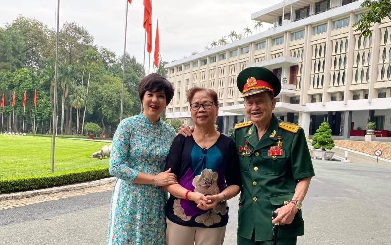 Nhà báo Đặng Diễm Quỳnh và Anh hùng LLVTND Tư Cang - chỉ huy cụm H63 Tình báo miền nam cùng bà Chính Nghĩa, nữ chiến sĩ biệt động Sài Gòn duy nhất trong Đội biệt động số 5, từng tấn công Dinh Độc Lập trong Chiến dịch Tết Mậu Thân 1968. Ký ức màu cờ -0