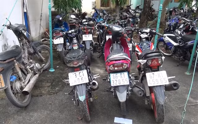 Các phương tiện bị giữ trong một cuộc đua xe trái phép tại Bình Dương, tháng 6-2020. (Ảnh: TRỊNH BÌNH)