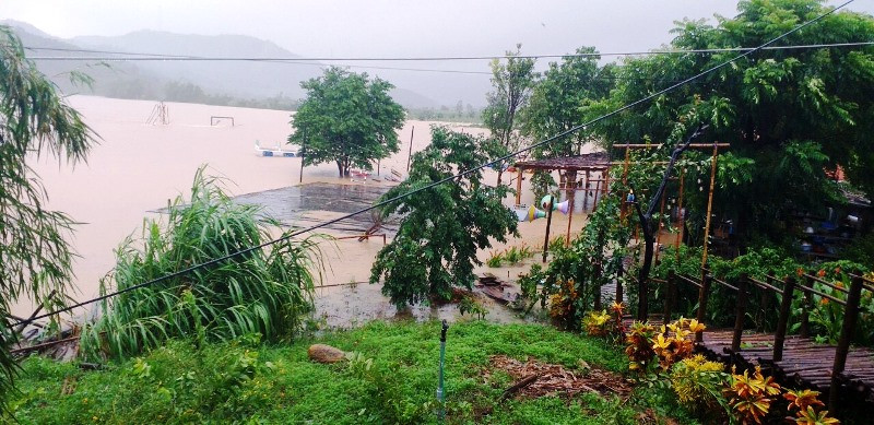 Mưa lũ cô lập toàn bộ thôn Lộc Mỹ, xã Hòa Bắc, huyện Hòa Vang. Học sinh Đà Nẵng nghỉ học từ trưa nay, 8-10 -0
