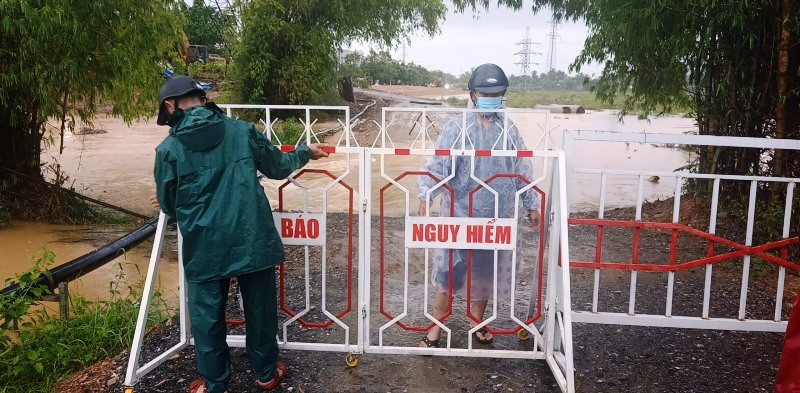 Xã Hòa Liên, huyện Hòa Vang đặt gác chắn cảnh báo người dân tại khu vực đường cầu Quan Nam 1. Học sinh Đà Nẵng nghỉ học từ trưa nay, 8-10 -0