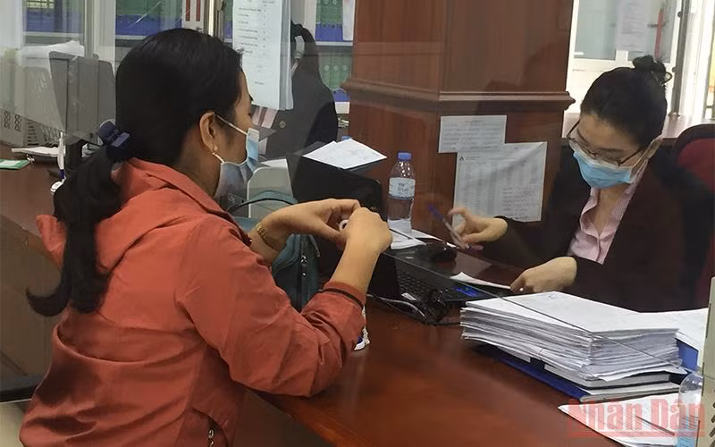 Giao dịch tín dụng Ngân hàng Chính sách xã hội huyện Quỳnh Lưu tạo điều kiện thuận lợi cho đối tượng học sinh, sinh viên có hoàn cảnh khó khăn tiếp cận vốn ưu đãi.