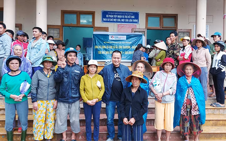 Anh Phạm Đình Quý (ở giữa) trong hành trình hỗ trợ người dân xã Ba Lòng (huyện Đa Krông, Quảng Trị).