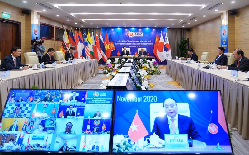 Thủ tướng Nguyễn Xuân Phúc điều hành Phiên đối thoại trong vai trò Chủ tịch ASEAN+3. (Ảnh: TRẦN HẢI)