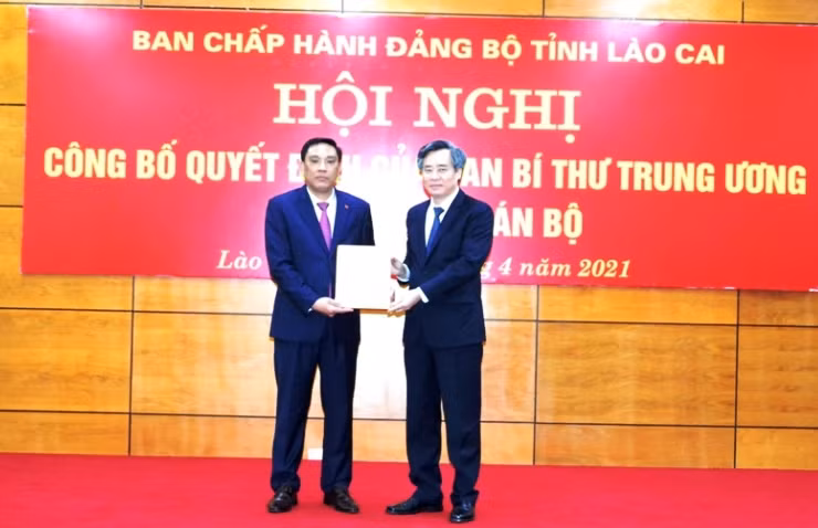 Phó Ban Tổ chức T.Ư Nguyễn Quang Dương trao Quyết định điều động của Ban Bí thư T.Ư cho đồng chí Hoàng Giang, giữ chức Phó Bí thư Tỉnh ủy Lào Cai, nhiệm kỳ 2020-2025.