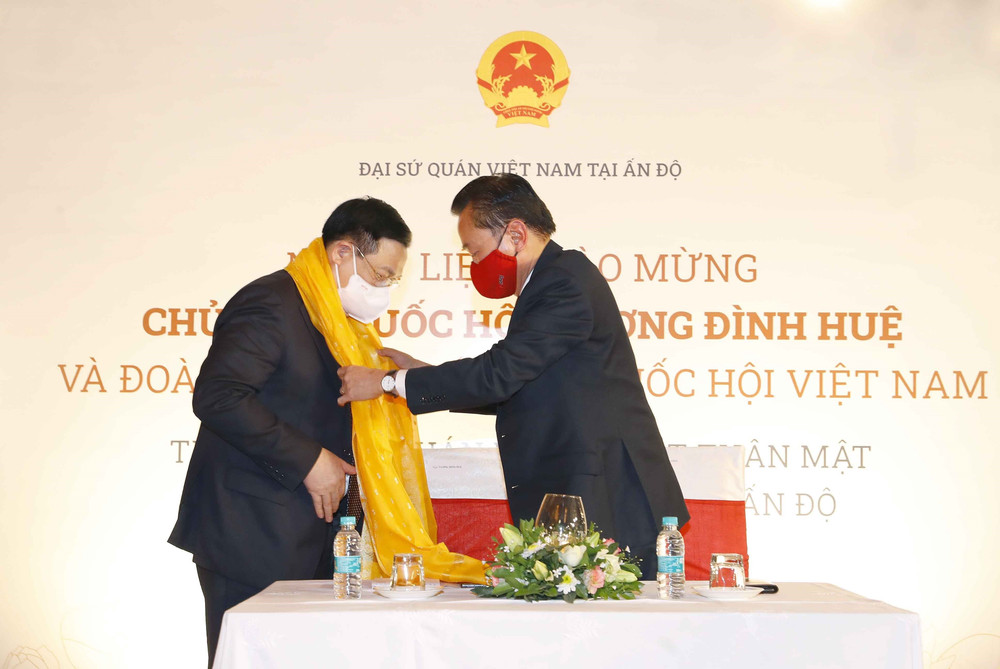 Đại sứ Việt Nam tại Ấn Độ Phạm Sanh Châu tặng khăn cho Chủ tịch Quốc hội Vương Đình Huệ. (Ảnh: TTXVN) Chủ tịch Quốc hội thăm Đại sứ quán Việt Nam tại Ấn Độ -2
