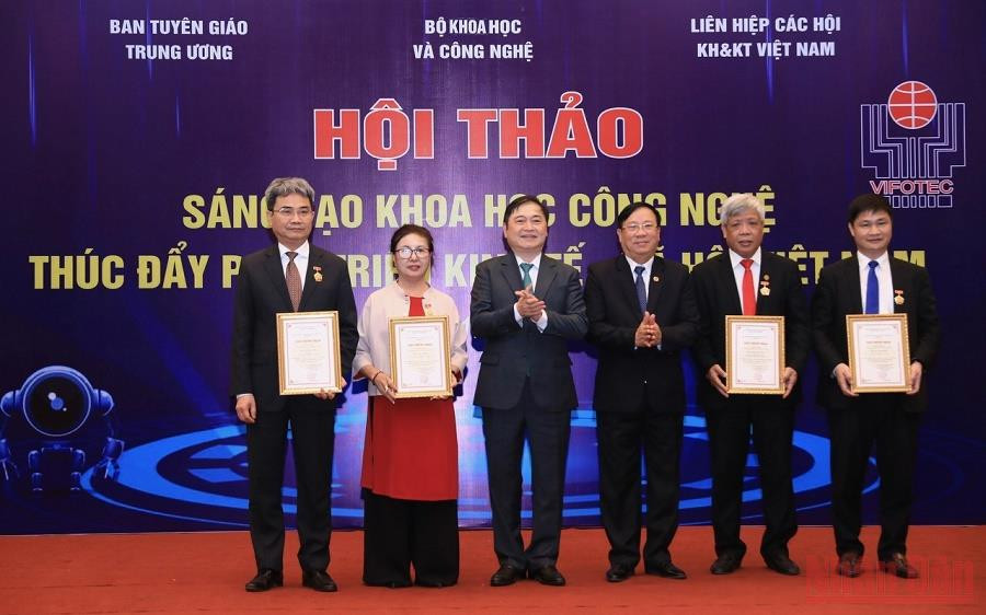 Trao Bằng khen, Kỷ niệm chương "Vì sự nghiệp sáng tạo khoa học-công nghệ Việt Nam" cho các đơn vị, cá nhân. Sáng tạo khoa học công nghệ thúc đẩy phát triển kinh tế-xã hội -0