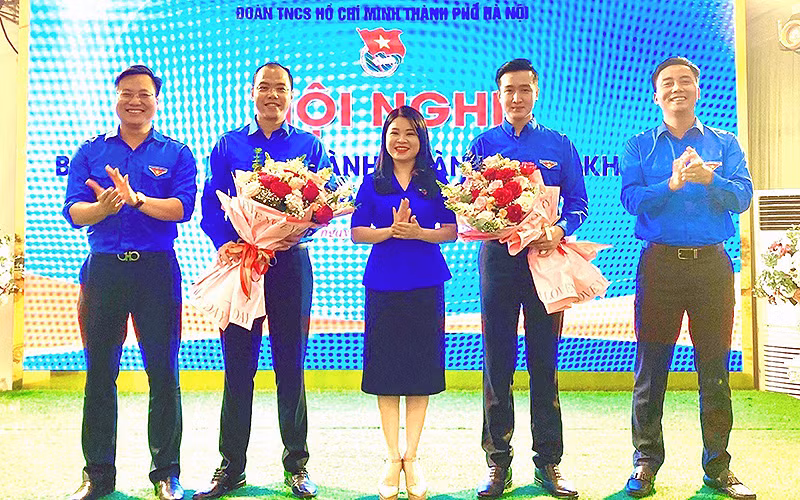 Các đồng chí Nguyễn Tiến Hưng và Đào Đức Việt (thứ 2 và 4 từ trái qua) nhận nhiệm vụ mới.