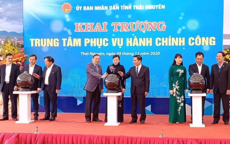 Lãnh đạo tỉnh Thái Nguyên khai trương, đưa trung tâm phục vụ hành chính công đi vào hoạt động. 