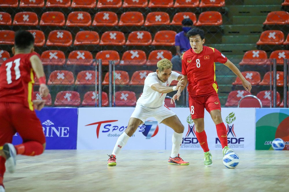 Hàng phòng ngự Myanmar thi đấu tập trung. (Ảnh: VFF) Tuyển futsal Việt Nam chia điểm với Myanmar trong trận ra quân -0