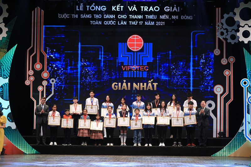 Trao giải Nhất cho các em học sinh. Trao giải Cuộc thi sáng tạo dành cho thanh, thiếu niên và nhi đồng toàn quốc lần thứ 17 -0