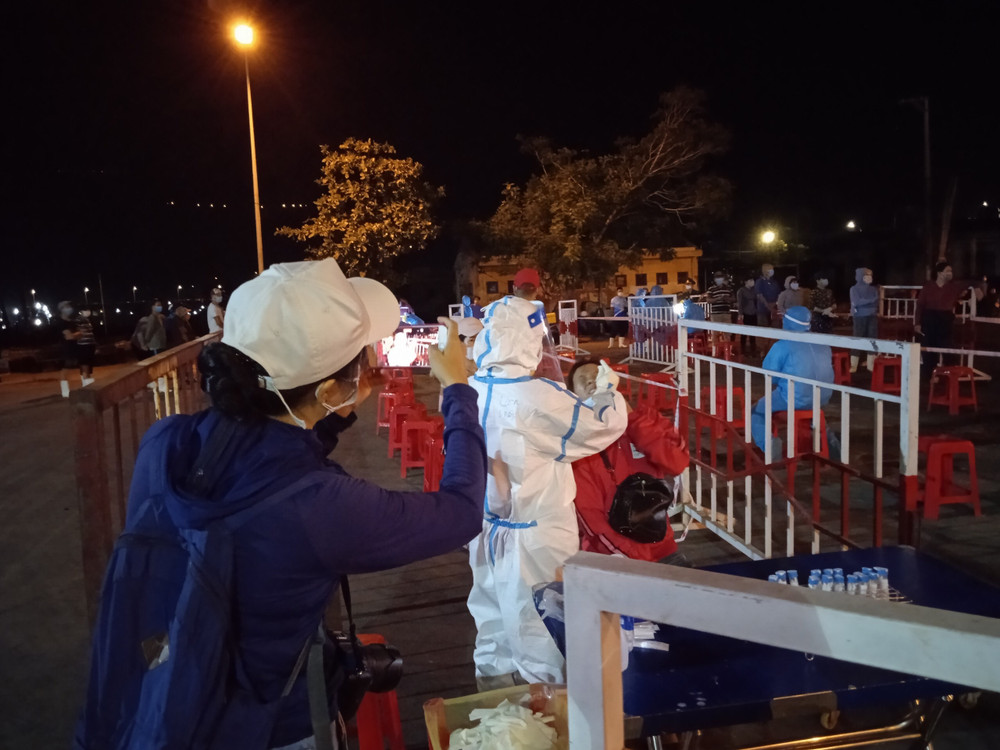 Nhà báo Anh Đào có nhiều ngày làm việc xuyên đêm tại các điểm nóng. Chuyện về những phóng viên