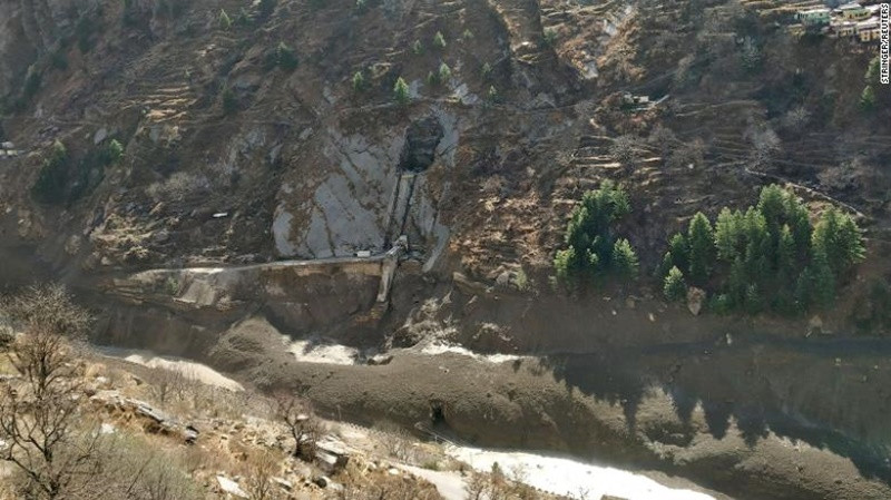 Con đập tại làng Raini Chak Lata, bang Uttarakhand, bị vỡ. (Ảnh: Reuters) Ấn Độ tìm 125 người mất tích sau khi vỡ sông băng trên dãy Himalaya -0