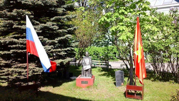 Tượng Bác Hồ tại Viện Hồ Chí Minh, trong khuôn viên Trường Đại học Tổng hợp Saint Petersburg Những ngày Việt Nam tại Saint Petersburg -0