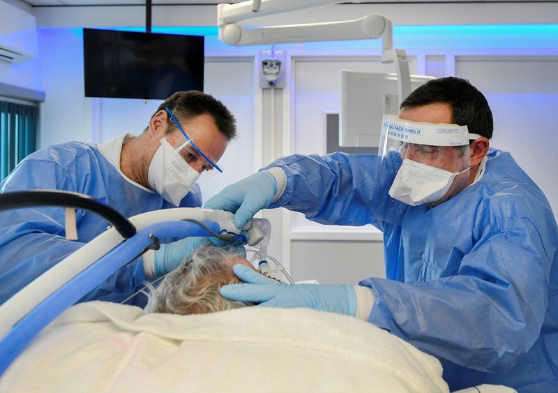 Chăm sóc bệnh nhân Covid-19 trong phòng ICU tại Bệnh viện Maastricht UMC+ ở Maastricht, Hà Lan. (Ảnh: Reuters) New Zealand thận trọng mở cửa biên giới, các nước châu Âu siết chặt phòng dịch -0