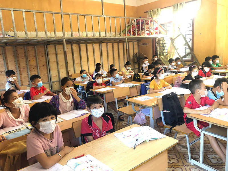 100% học sinh các trường ở huyện Mường Nhé đều đeo khẩu trang trong suốt buổi học. Mỗi trường học là một “doanh trại” phòng, chống dịch -0