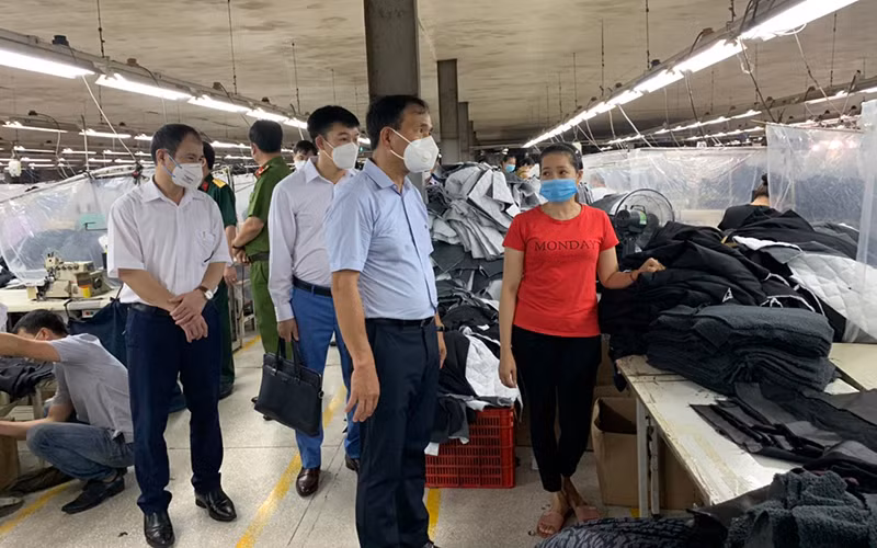 Công ty May Ever Glory Việt Nam phải dừng hoạt động do không bảo đảm các quy định phòng dịch.