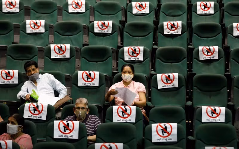 Những người được tiêm vaccine ngừa Covid-19 COVISHIELD do Viện Huyết thanh Ấn Độ sản xuất ngồi bên trong trung tâm tiêm chủng tại TP Ahmedabad. (Ảnh: Reuters)