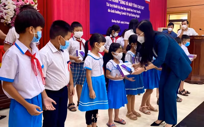 Bí thư Tỉnh ủy, Chủ tịch HĐND tỉnh Quảng Ngãi Bùi Thị Quỳnh Vân trao máy tính bảng cho học sinh có hoàn cảnh khó khăn. 