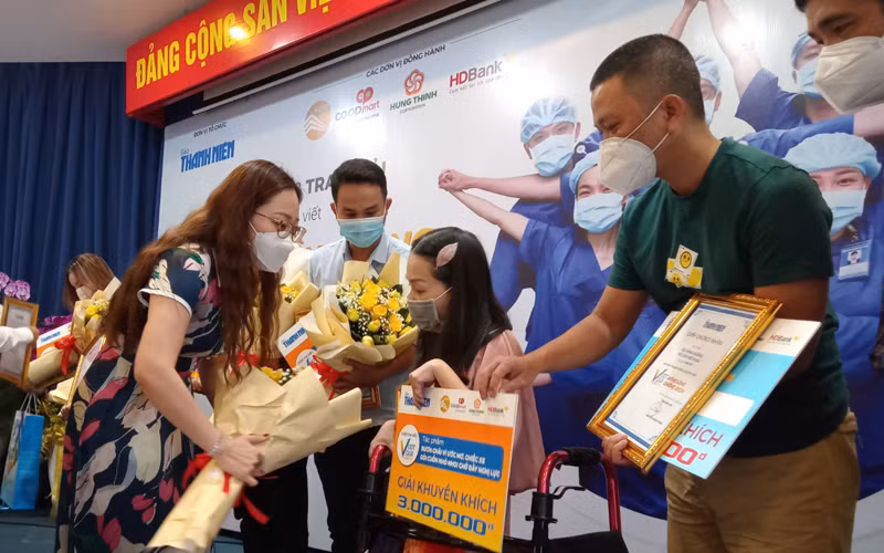 Đại diện Ban tổ chức và các nhà tài trợ trao giải cho các tác giả đạt giải của cuộc thi.