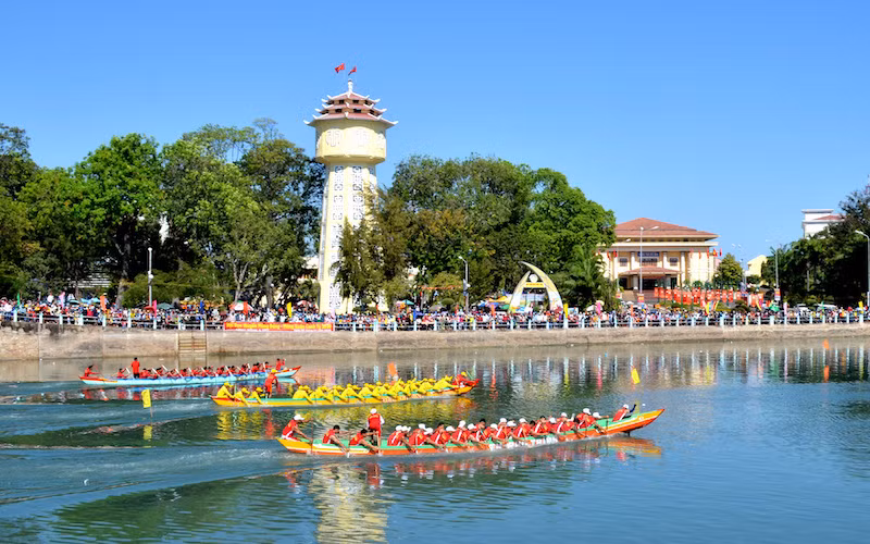 Lễ hội đua thuyền truyền thống trên sông Cà Ty (TP Phan Thiết) dịp Tết Canh Tý 2020.