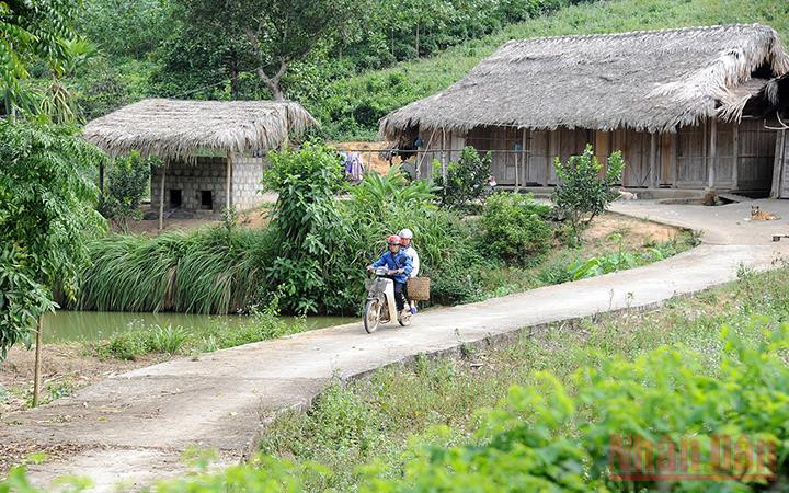 Bê-tông hóa đường liên thôn, liên xã ở Tuyên Quang. (Ảnh minh họa: TRẦN HẢI)