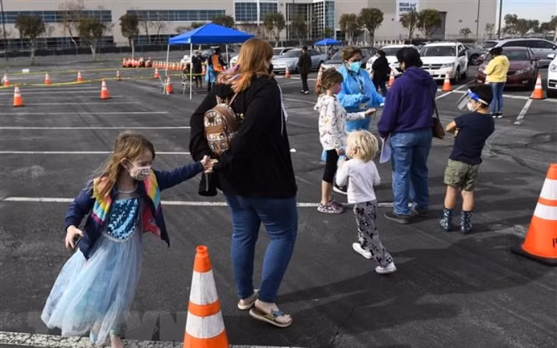 Một điểm xét nghiệm nhanh Covid-19 cho trẻ em tại Long Beach (California, Mỹ). (Ảnh: AFP/TTXVN)