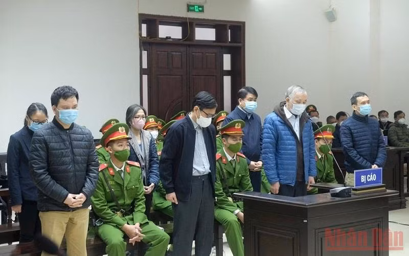 Các bị cáo nghe tuyên án.