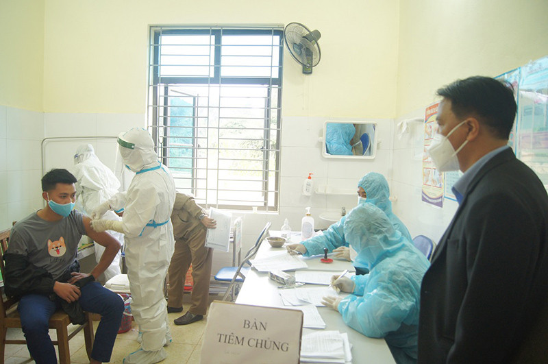 Giám đốc Sở Y tế Điện Biên Phạm Giang Nam kiểm tra công tác tiêm vaccine cho người dân huyện Điện Biên Đông. Chủ động phòng, chống dịch từ cơ sở -0